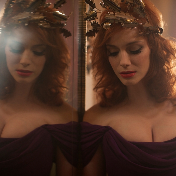 christina-hendricks-models-oak-leaf-tiara-vivienne-westwood-c3b4get-a-lifec3b5-palladium-jewellery-greg-williams