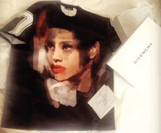 rihanna-givenchy-t-shirt-01