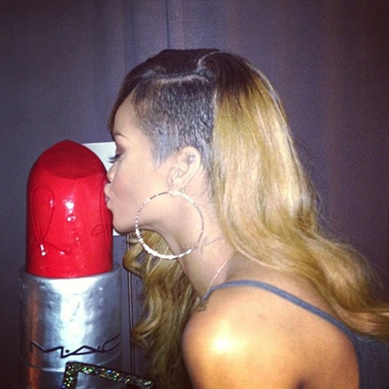 Rihanna-Mac-RiRi-Woo