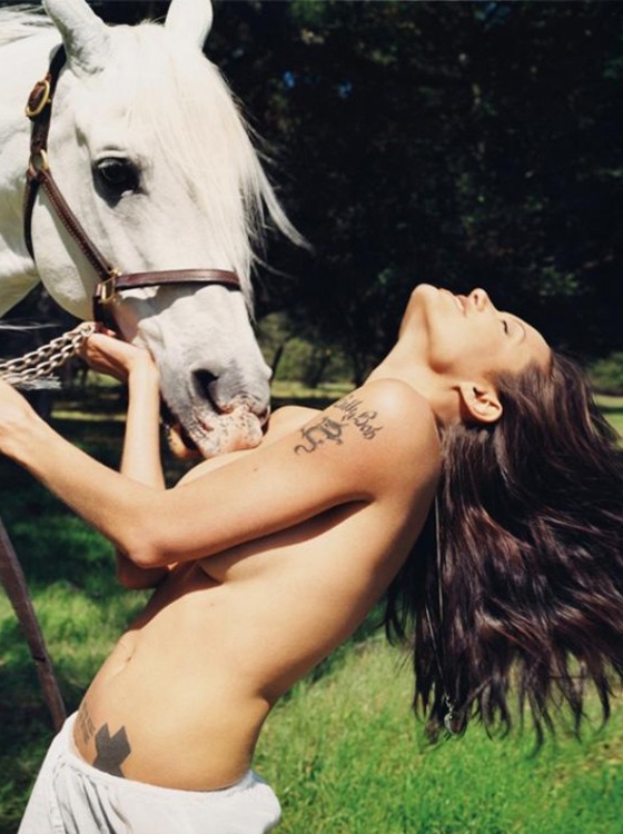 topless-angelina-jolie-600x7201