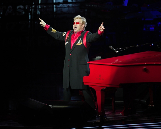 PeopleEltonJohn419967a