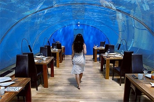 Restoran-pod-vodoy-na-Maldivah--2h-mestnyy-nomer-na-dne-okeana
