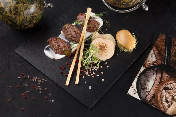 OlenSlivaSyr890 tartar iz oleniny s sezonnymi gribami i tryfelnym hlebom