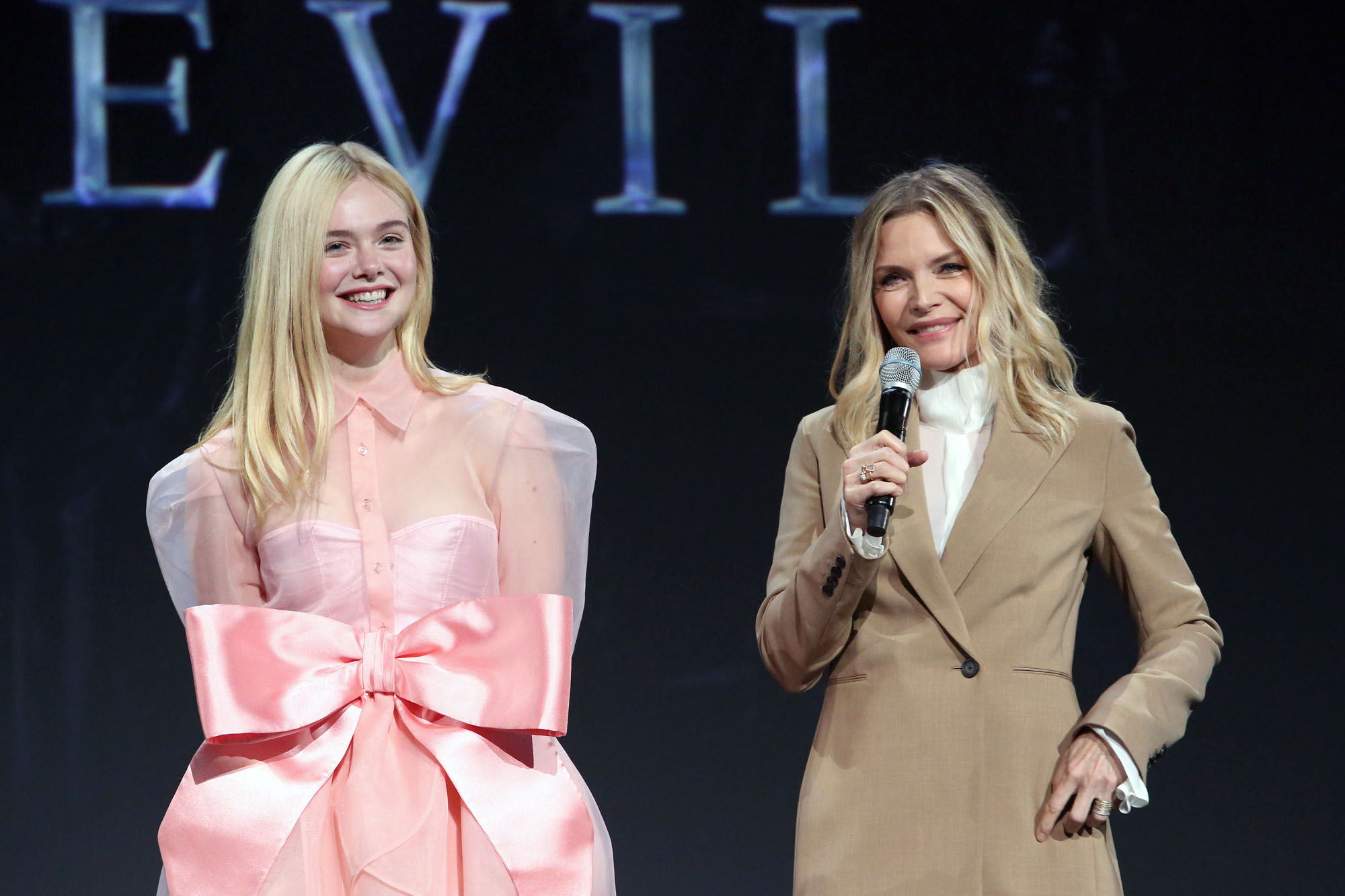 ЭЛЬ ФАННИНГ (ELLE FANNING), МИШЕЛЬ ПФАЙФФЕР (MICHELLE PFEIFFER)