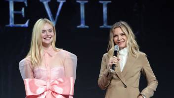 ЭЛЬ ФАННИНГ (ELLE FANNING), МИШЕЛЬ ПФАЙФФЕР (MICHELLE PFEIFFER)