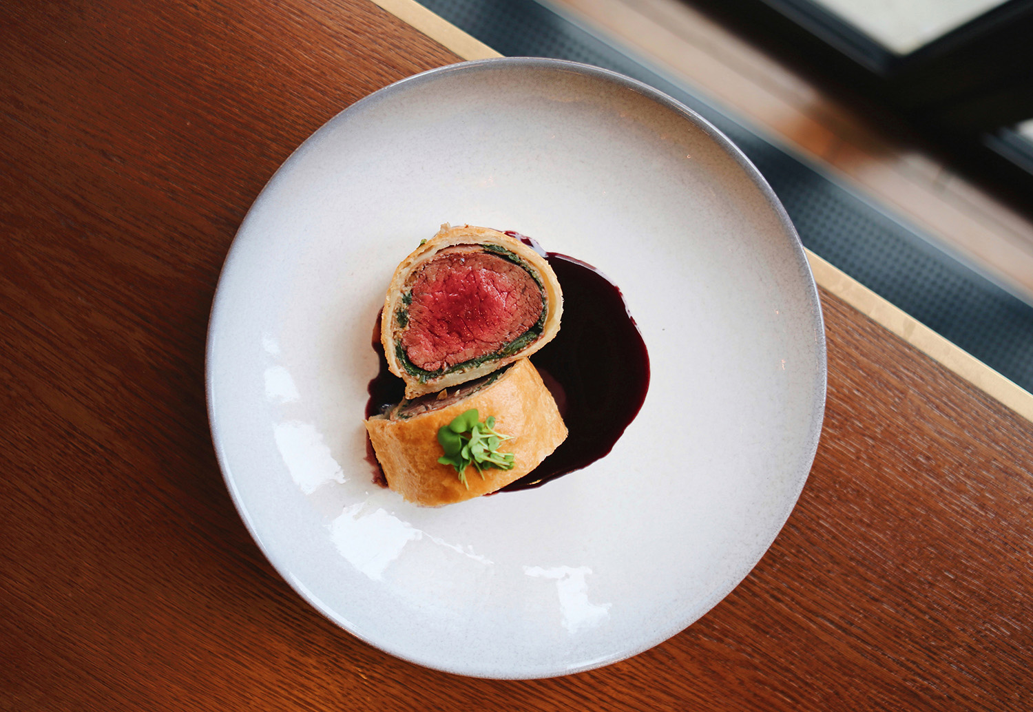 BEEF WELLINGTON И СОУС КРАСНОЕ ВИНО MAIAS В 800°С CONTEMPORARY STEAK 