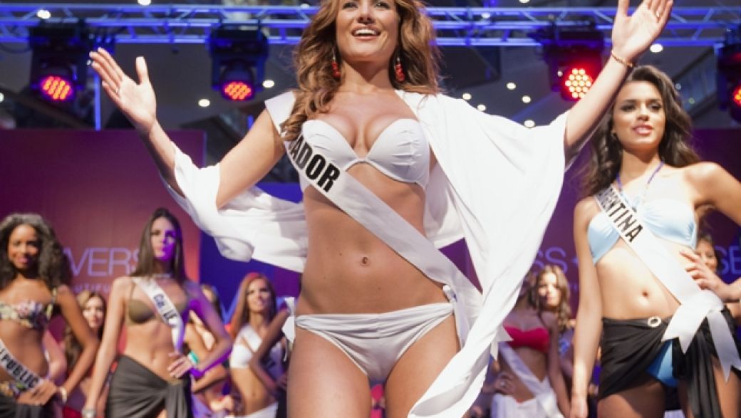 Бикини-шоу с участием претенденток на звание «Мисс Вселенная»