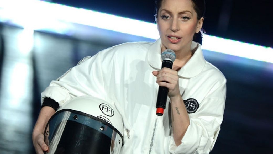 Lady Gaga примерила летающий костюм и присоединилась к H&M