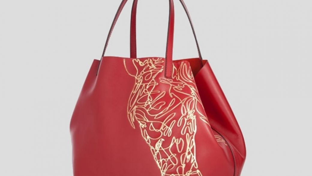 Carolina Herrera представила новогоднюю версию знаменитой сумки Matryoshka