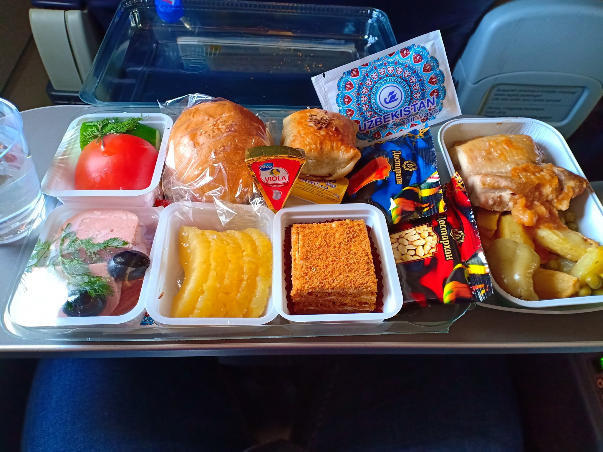Сколько кормят в самолете. Еда Узбекистан хаво йуллари. Узбекистон хаво йуллари питание. Еда в самолете. Еда в самолете Узбекистан.