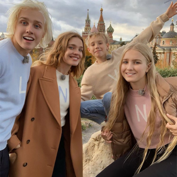 Наталья Водянова с детьми устроили тур по России