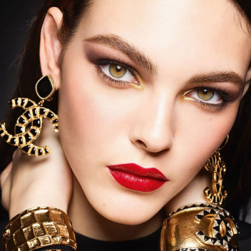 Вдохновляясь барокко: Chanel выпустили новогоднюю бьюти-коллекцию