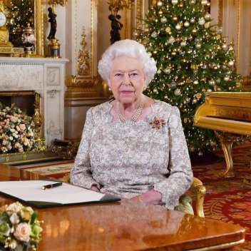 В Букингемском дворце рассказали сколько подарков делает Елизавета II на Новый год