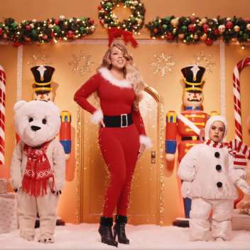 Мэрайя Кэри выпустила новый клип на песню All I Want for Christmas Is You