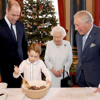 Елизавета II приготовила пудинг вместе с детьми, внуками и правнуками