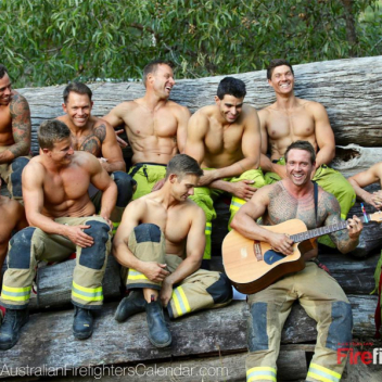 Австралийские пожарные представили свой знаменитый благотворительный календарь 2020