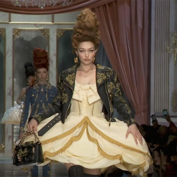 Пусть едят пирожные! Феерический показ Moschino на Неделе моды в Милане