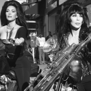 Ким Кардашьян, Шер и Наоми Кэмбелл блеснули в съемке в стиле 60-х
