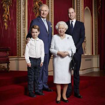 Королевская семья поздравила всех с католической Пасхой
