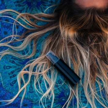 5 способов скрыть отросшие корни волос