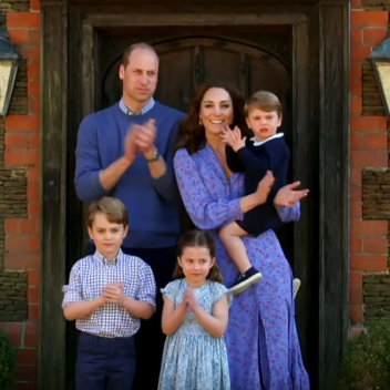 Все в синем: Принц Уильям и Кейт Миддлтон с детьми поддержали врачей