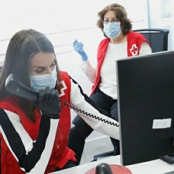 Королева Летиция присоединилась к волонтерам испанского Красного Креста