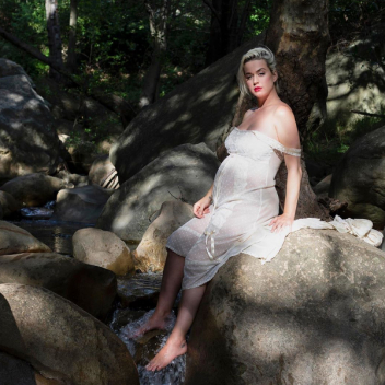 Обнаженная беременная Кэти Перри предстала в нежном образе в новом видеоклипе
