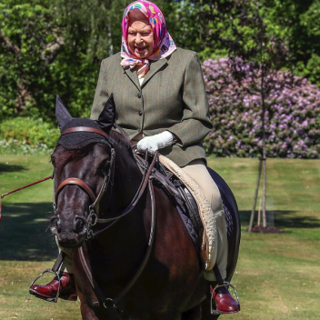 94-летняя Елизавета II верхом на лошади впервые за долгое время появилась на публике 