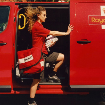 Машинистка, акушерка и ассистентка в супермаркете: работницы передовой украсили обложку Vogue
