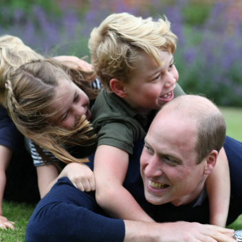 В Сети появились веселые фотографии принца Уильяма со своими детьми