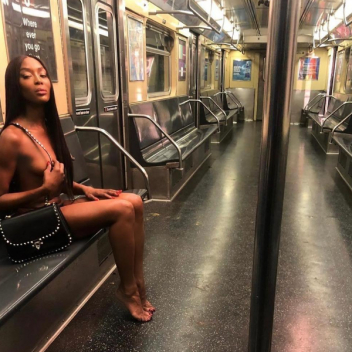Наоми Кэмпбелл устроила фотосессию в стиле ню в метро