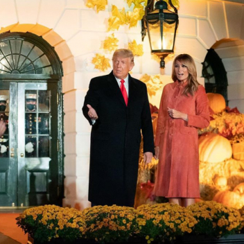 Дональд и Мелания Трамп провели вечеринку в честь Хэллоуина