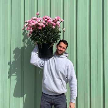 Симон Порт Жакмюс открыл свой первый цветочный магазин