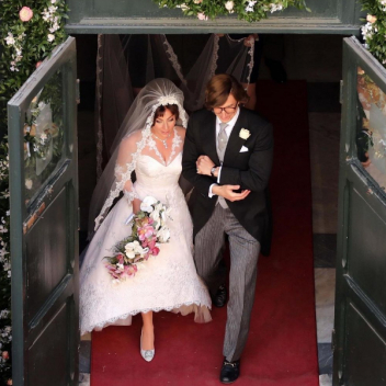 В Сети появились фотографии Леди Гага в роскошном свадебном платье 