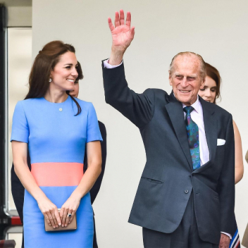 Принц Уильям и Кейт Миддлтон поделились ранее нигде не опубликоваными семейными снимками принца Филиппа