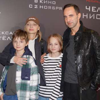 Екатерина Вилкова и Илья Любимов, Александр Метелкин, Ирина Медведева и другие гости посетили премьеру фильма 