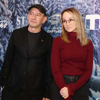 Константин Хабенский с супругой, Полина Диброва, Роман Товстик и другие на премьере фильма «Морозко»