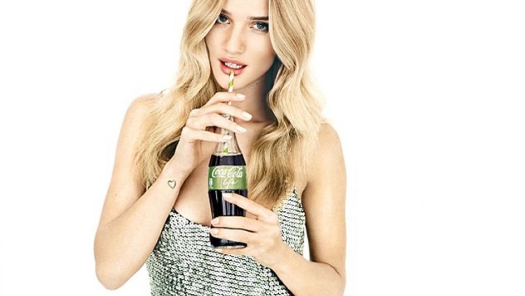 Мода на зеленое: Рози Хантингтон-Уайтли в рекламной кампании Coca-Cola