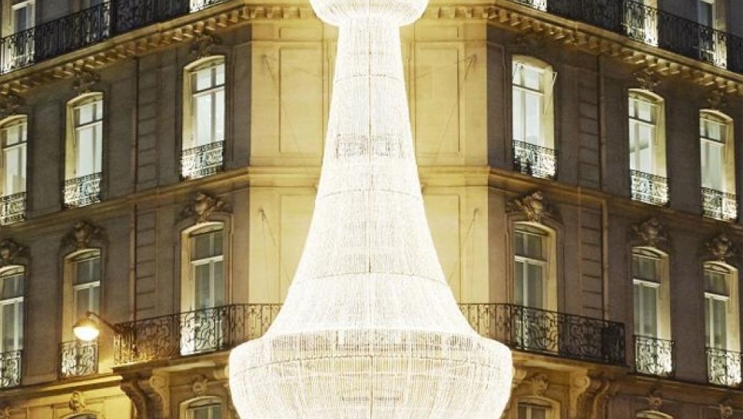 Елочка гори: Dior украсил к Новому году авеню Монтень в Париже