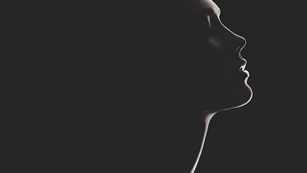 Ночь нежна: Карли Клосс стала лицом аромата Coco Noir