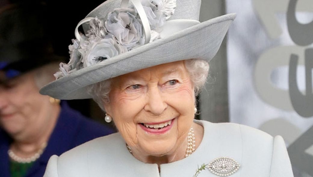 91-летняя королева Елизавета II удивила своим появлением на модном показе. Кого она удостоила чести?