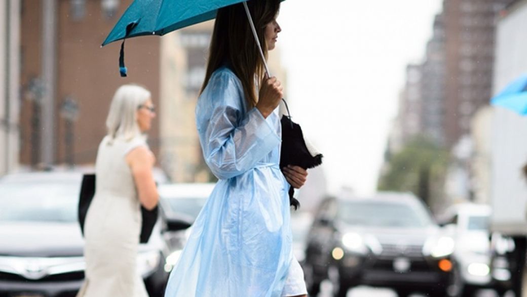 Модные тенденции: 12 дождевиков, в которых вам будет комфортно в дождливую погоду