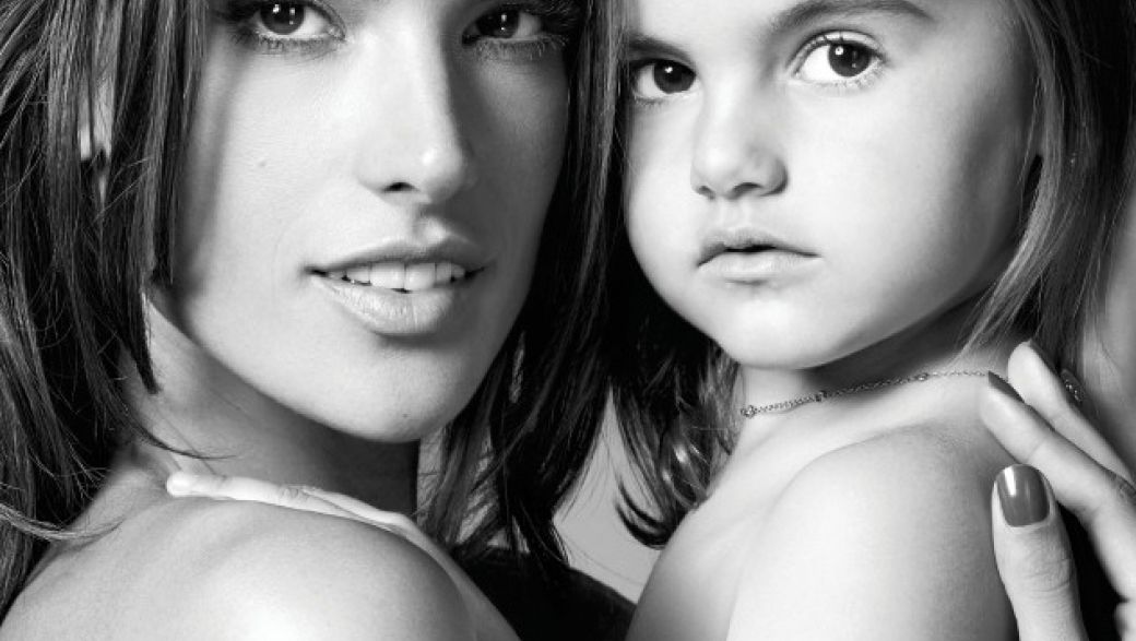 Яблочко от яблони: Алессандра Амбросио и ее дочь в рекламной кампании London Fog