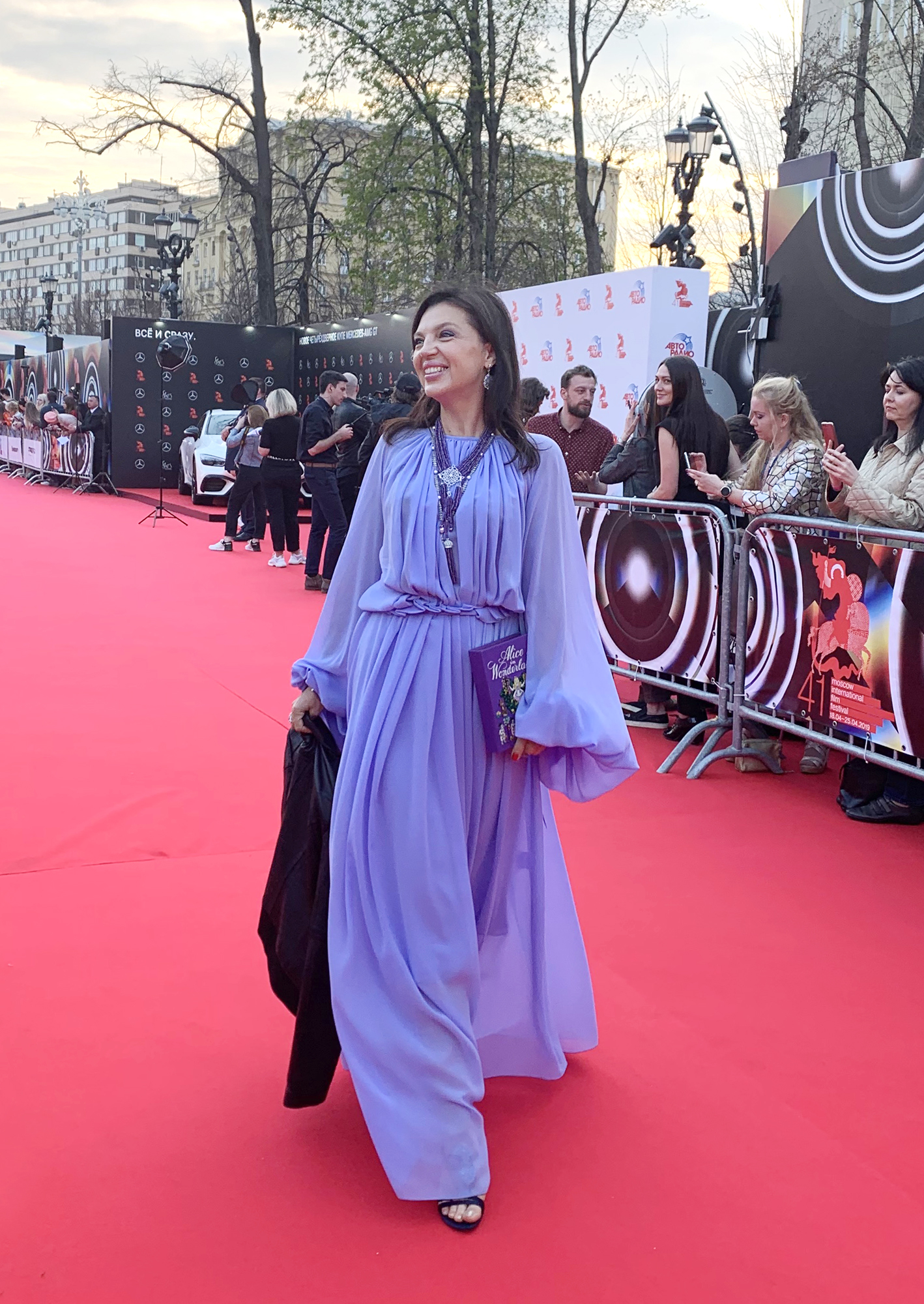 ММКФ 2019: Первые фотографии с ковровой дорожки закрытия 41-го Московского Международного Кинофестиваля