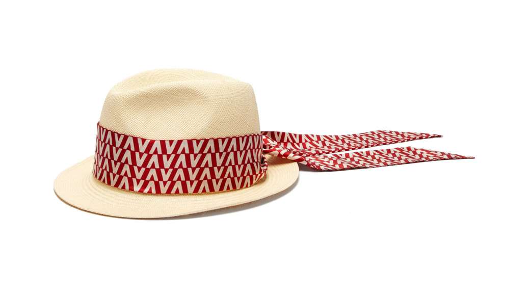 Модные тенденции 2019: популярные шляпы, панамы и козырьки этого лета