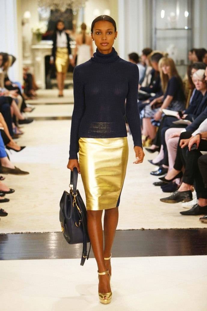 Gold look. Юбка карандаш Ральф Лорен. Кожаная юбка Ральф Лорен. Юбка Ralph Lauren. Ральф Лорен показ 2023.