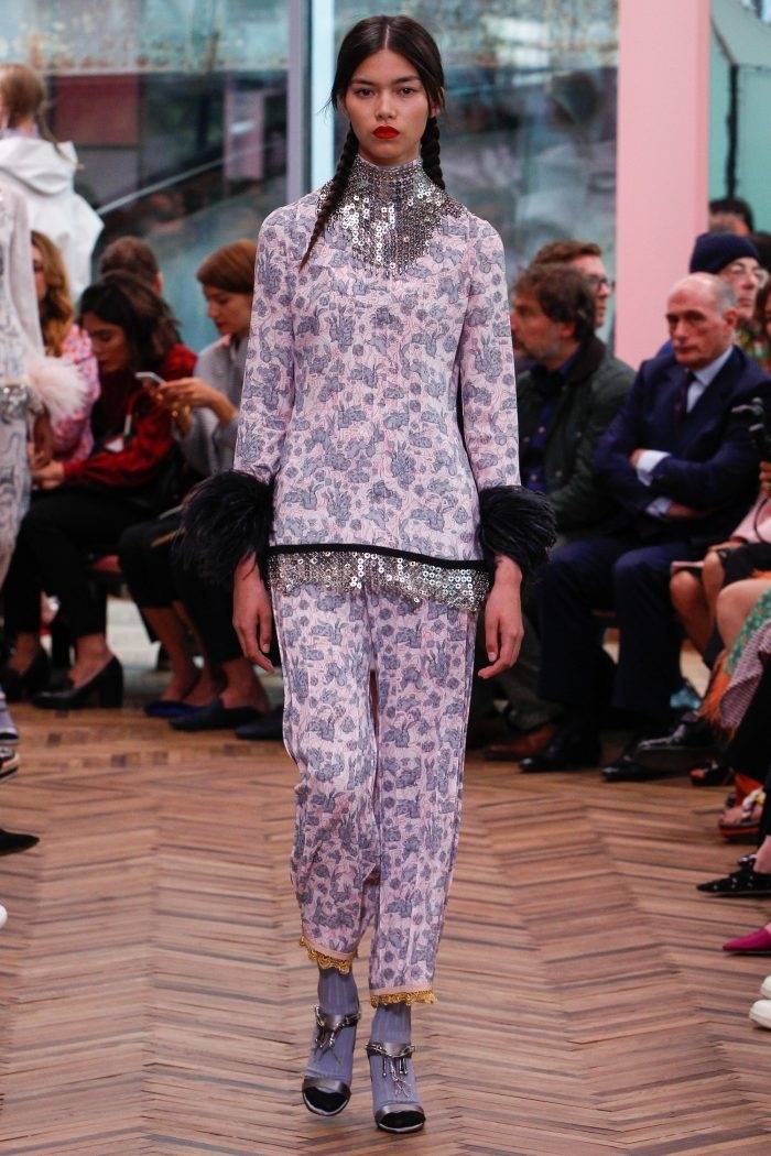 Утренний кофе: Клаудиа Шиффер обнажится в юбилей, круизная коллекция Prada