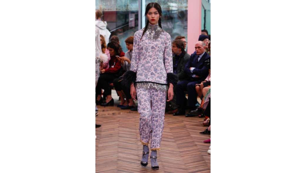 Утренний кофе: Клаудиа Шиффер обнажится в юбилей, круизная коллекция Prada