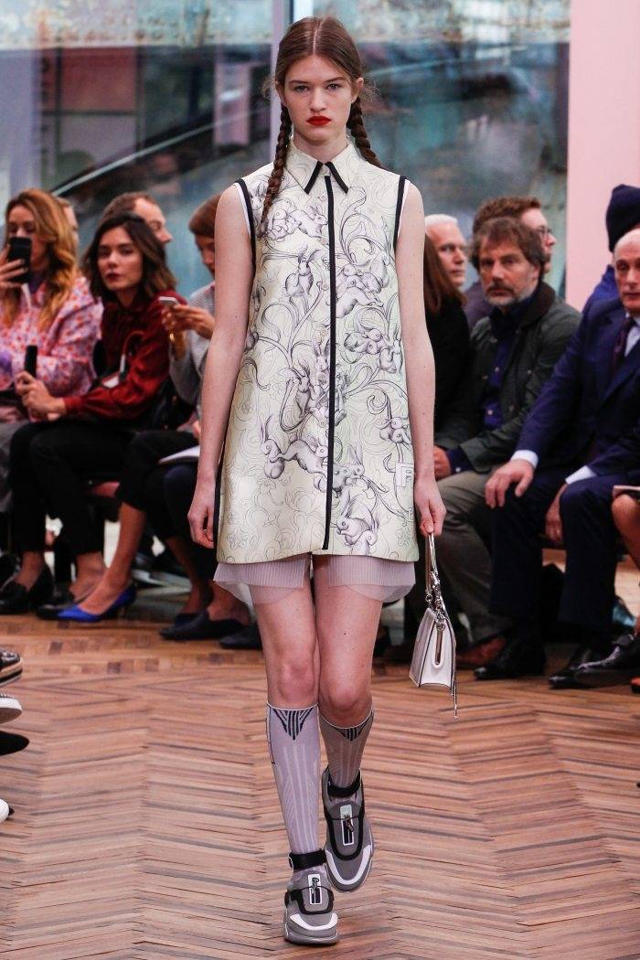 Утренний кофе: Клаудиа Шиффер обнажится в юбилей, круизная коллекция Prada