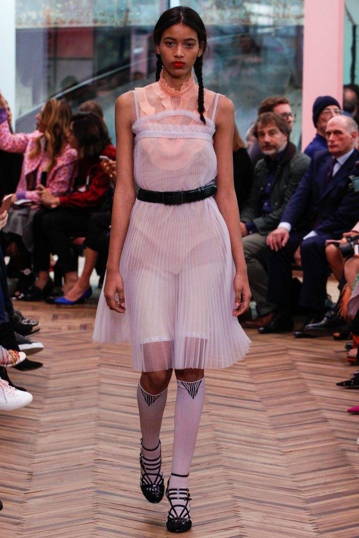 Утренний кофе: Клаудиа Шиффер обнажится в юбилей, круизная коллекция Prada